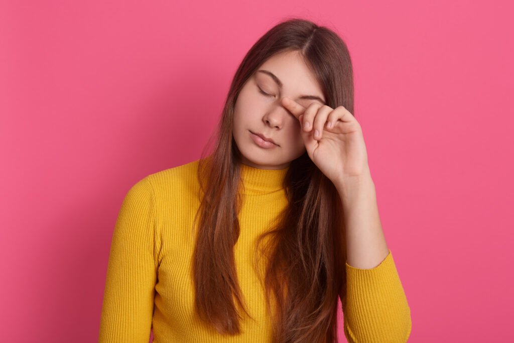 Coçar os olhos pode causar problemas para a saúde ocular?